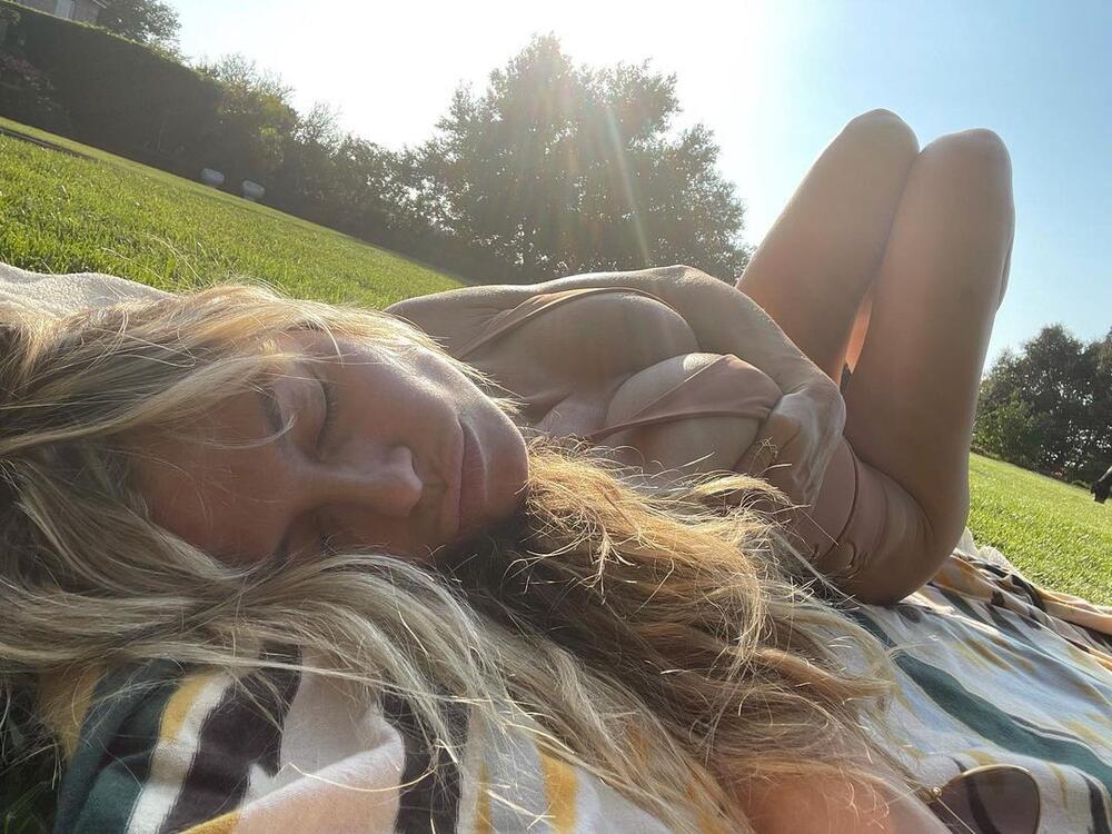 PLAVUŠA SA BUJNIM OBLINAMA SE SKINULA U TOPLES DA SE CELA OSUNČA: Nosi samo mikro zebrasti donji deo bikinija! FOTO