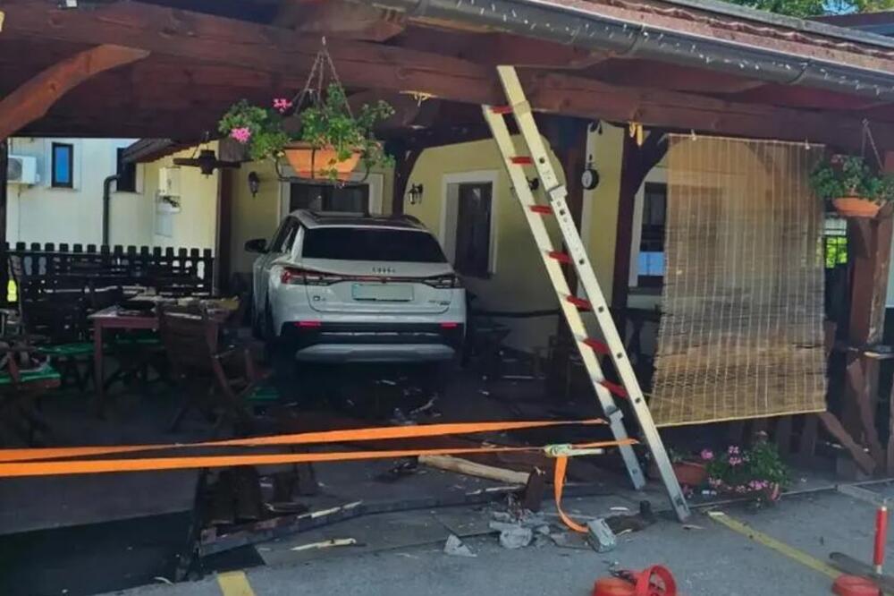 ŽENA AUTOMOBILOM ZAVRŠILA NA TERASI KUĆE! Htela da se parkira, pa potezom šokirala ceo region - ima i povređenih!