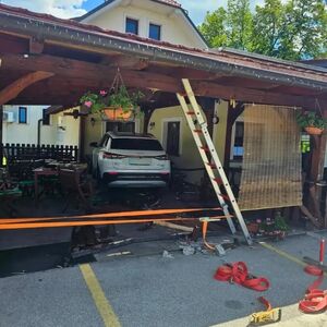 ŽENA AUTOMOBILOM ZAVRŠILA NA TERASI KUĆE! Htela da se parkira, pa potezom šokirala ceo region - ima i povređenih!