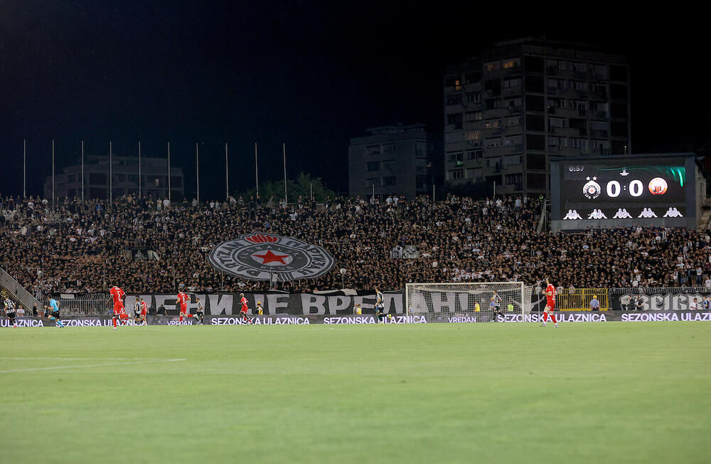 "DA VOLIM CRNO-BELE" I SKANDIRANJE SAŠI ILIĆU! Grobari na visini zadatka u Humskoj (Video/Foto)