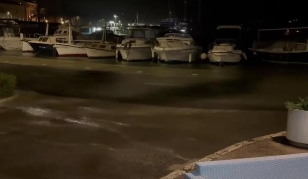 Neobična pojava na Jadranu: Ljudi u šoku, pa šta je ovo? (VIDEO)