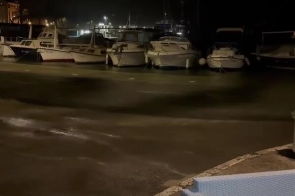 Neobična pojava na Jadranu: Ljudi u šoku, pa šta je ovo? (VIDEO)