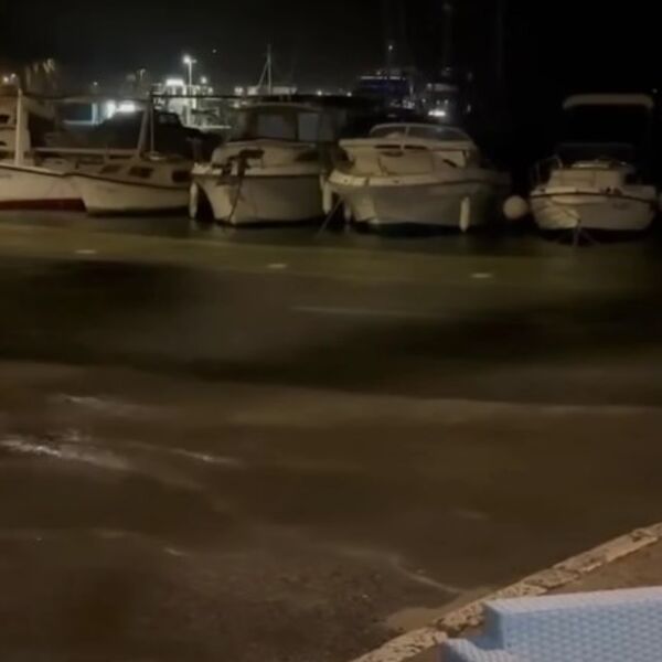 Neobična pojava na Jadranu: Ljudi u šoku, pa šta je ovo? (VIDEO)