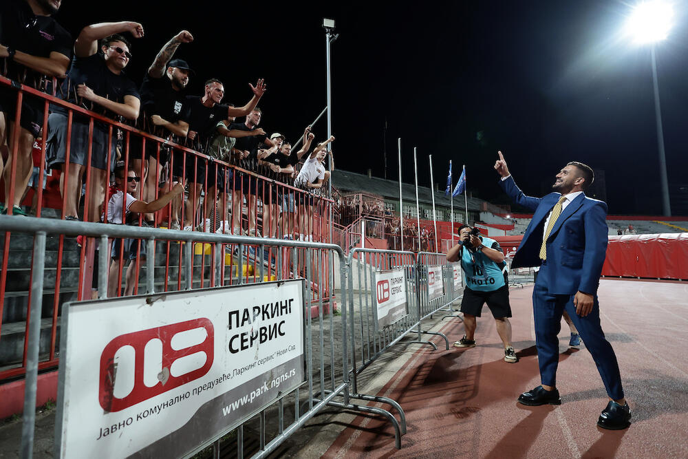 DUŠAN TADIĆ VODIO NAVIJANJE KOD PRISTALICA Ajaksa! Holanđani u transu zbog bivšeg kapitena (Video/Foto)