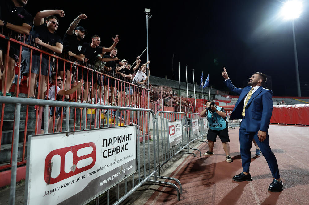 DUŠAN TADIĆ VODIO NAVIJANJE KOD PRISTALICA Ajaksa! Holanđani u transu zbog bivšeg kapitena (Video/Foto)