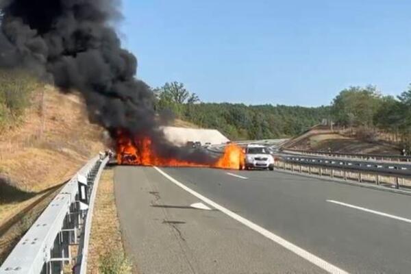 GORI AUTOMOBIL NA MILOŠU VELIKOM, GUST DIM SE ŠIRI AUTO-PUTEM: Buktinja kod Lajkovca, ekipe na terenu! (FOTO)