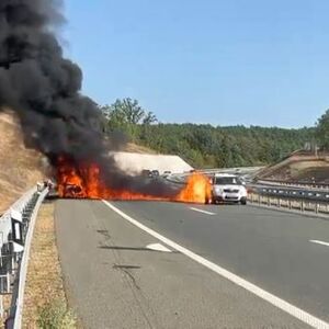 GORI AUTOMOBIL NA MILOŠU VELIKOM, GUST DIM SE ŠIRI AUTO-PUTEM: Buktinja kod Lajkovca, ekipe na terenu! (FOTO)