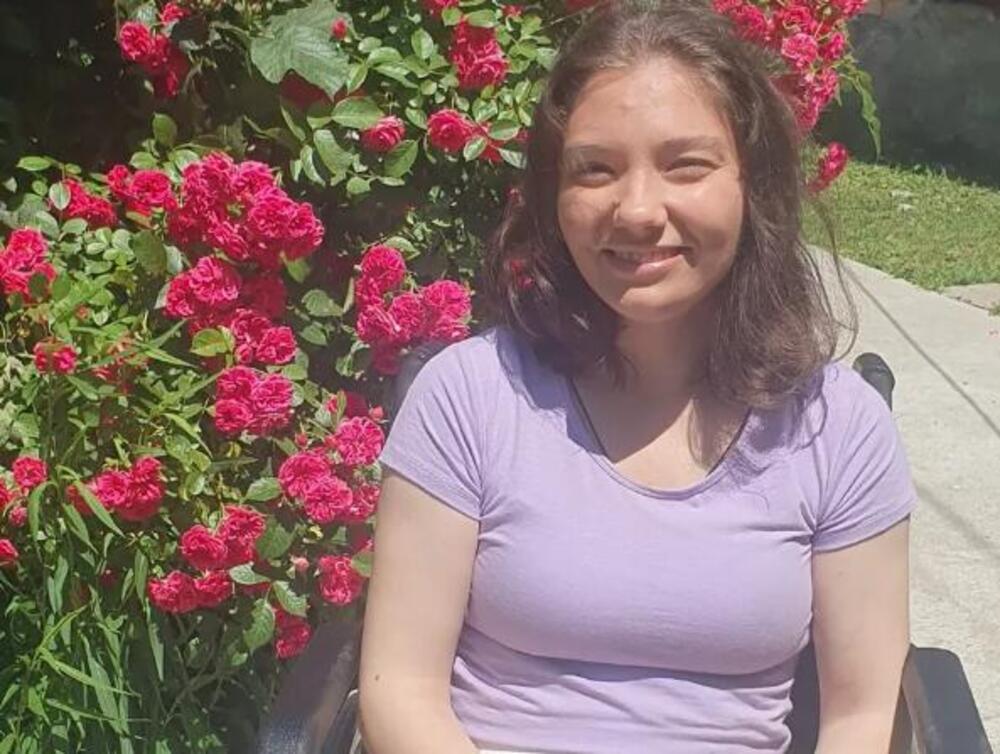 Aleksandra se kreće uz pomoć kolica, ima bolove u kičmi i trnjenje ruku: Pomozimo joj da dobije šansu za lečenje