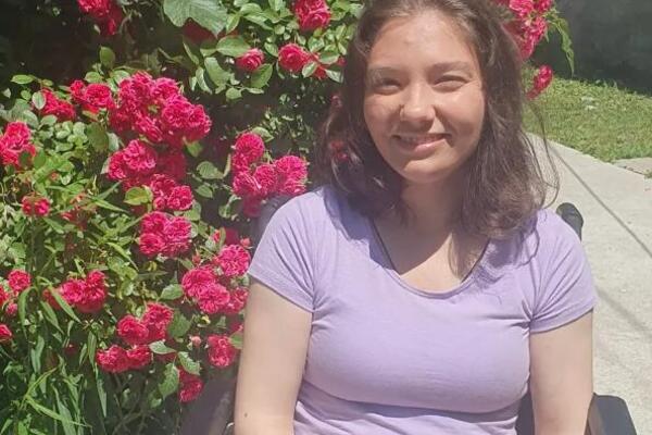 Aleksandra se kreće uz pomoć kolica, ima bolove u kičmi i trnjenje ruku: Pomozimo joj da dobije šansu za lečenje