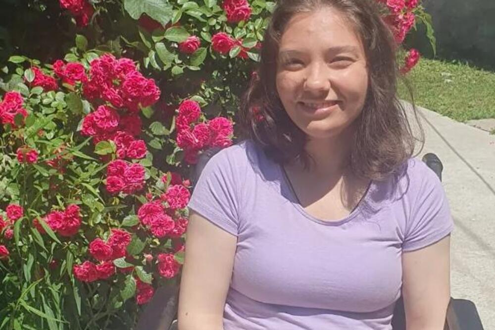Aleksandra se kreće uz pomoć kolica, ima bolove u kičmi i trnjenje ruku: Pomozimo joj da dobije šansu za lečenje