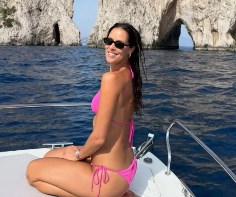 NIKAD PROVOKATIVNIJA ANA IVANOVIĆ! Isplivali VRUĆI kadrovi: Skinula se u ROZE MIKRO BIKINI, SEVA SA SVIH STRANA!