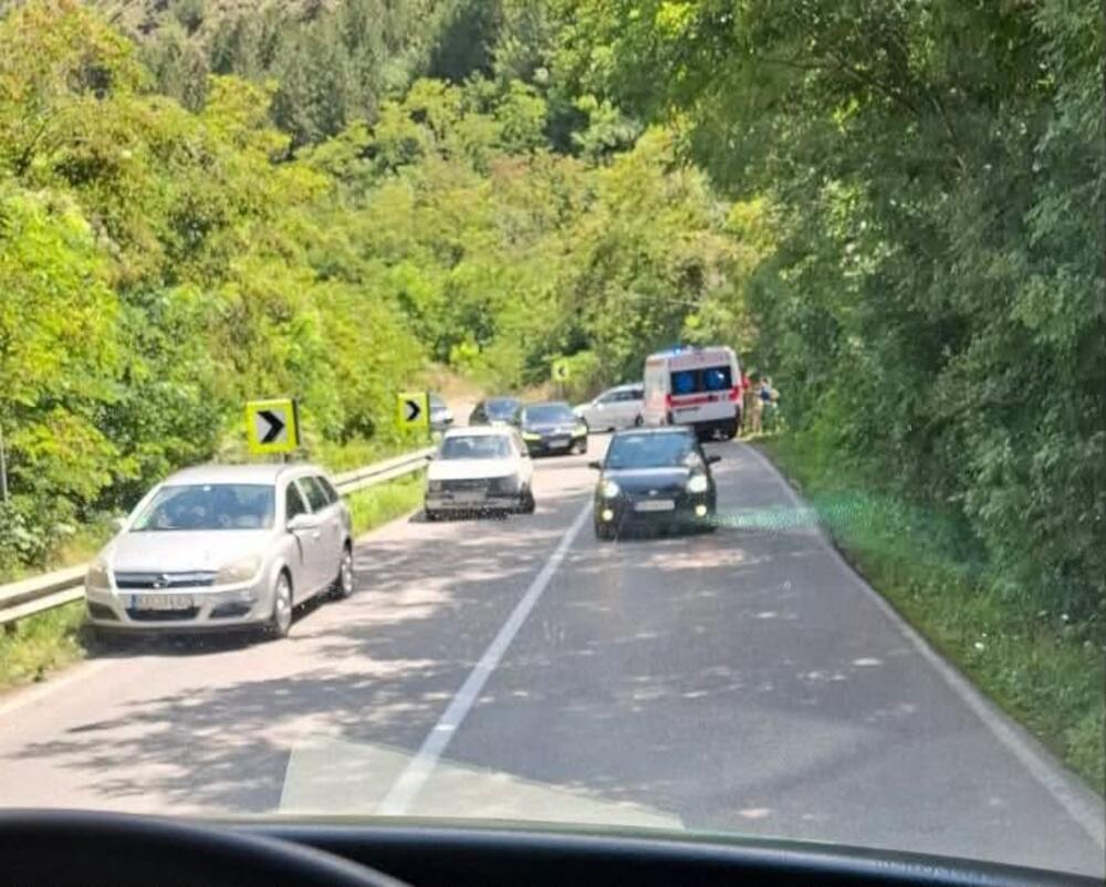 Teška nesreća na Ibarskoj magistrali: Ima povređenih, sve vrvi od policije i Hitne pomoći (FOTO)