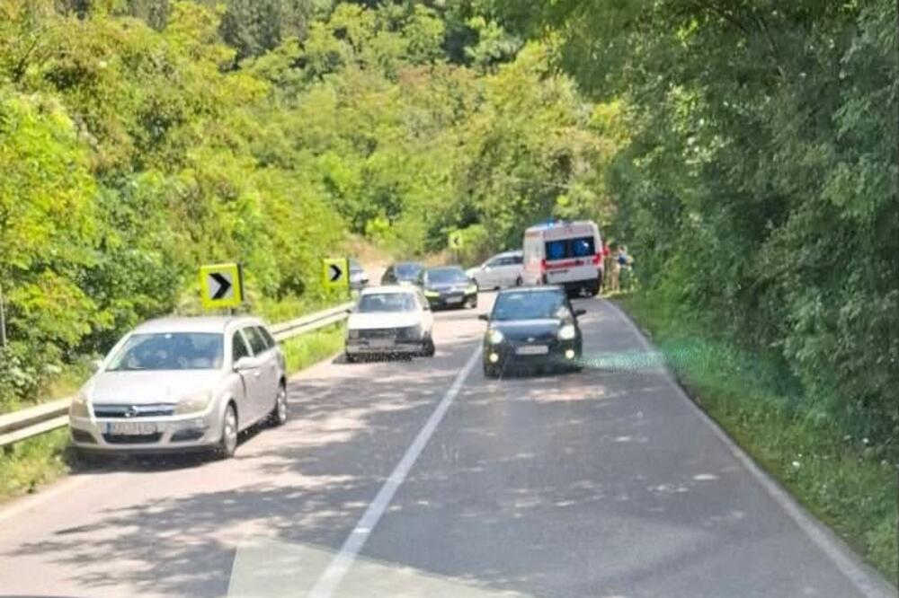 Teška nesreća na Ibarskoj magistrali: Ima povređenih, sve vrvi od policije i Hitne pomoći (FOTO)