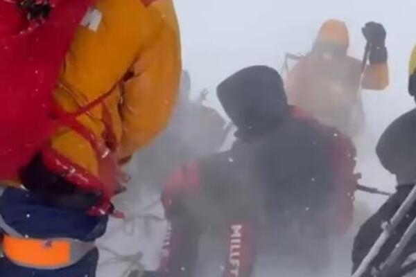 Dramatičan snimak sa Elbrusa: Kroz nemilosrdnu mećavu pokušali da izvuku tela Okanovića i dr Čaušević (VIDEO)