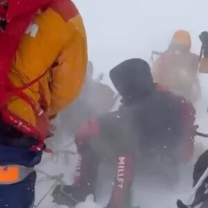 Dramatičan snimak sa Elbrusa: Kroz nemilosrdnu mećavu pokušali da izvuku tela Okanovića i dr Čaušević (VIDEO)