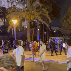 "TURISTI, IDITE KUĆI!" Haos na Palma de Majorci: Policija pucala GUMENIM MECIMA, ima teško povređenih! (VIDEO)