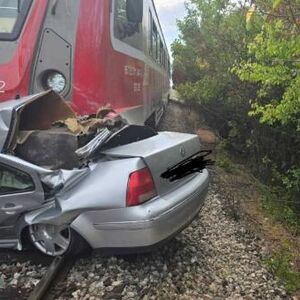 POTRESNE SLIKE SA MESTA TEŠKE NESREĆE KOD ODŽAKA: Automobil ostao zaglavljen ispod voza, NE ZNA SE KOLIKO JE MRTVIH