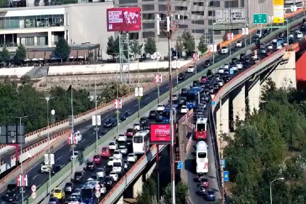 Drama na Gazeli, saobraćaj u smeru ka Nišu POTPUNO PARALISAN: Zapalio se autobus, HITNE SLUŽBE NA TERENU!