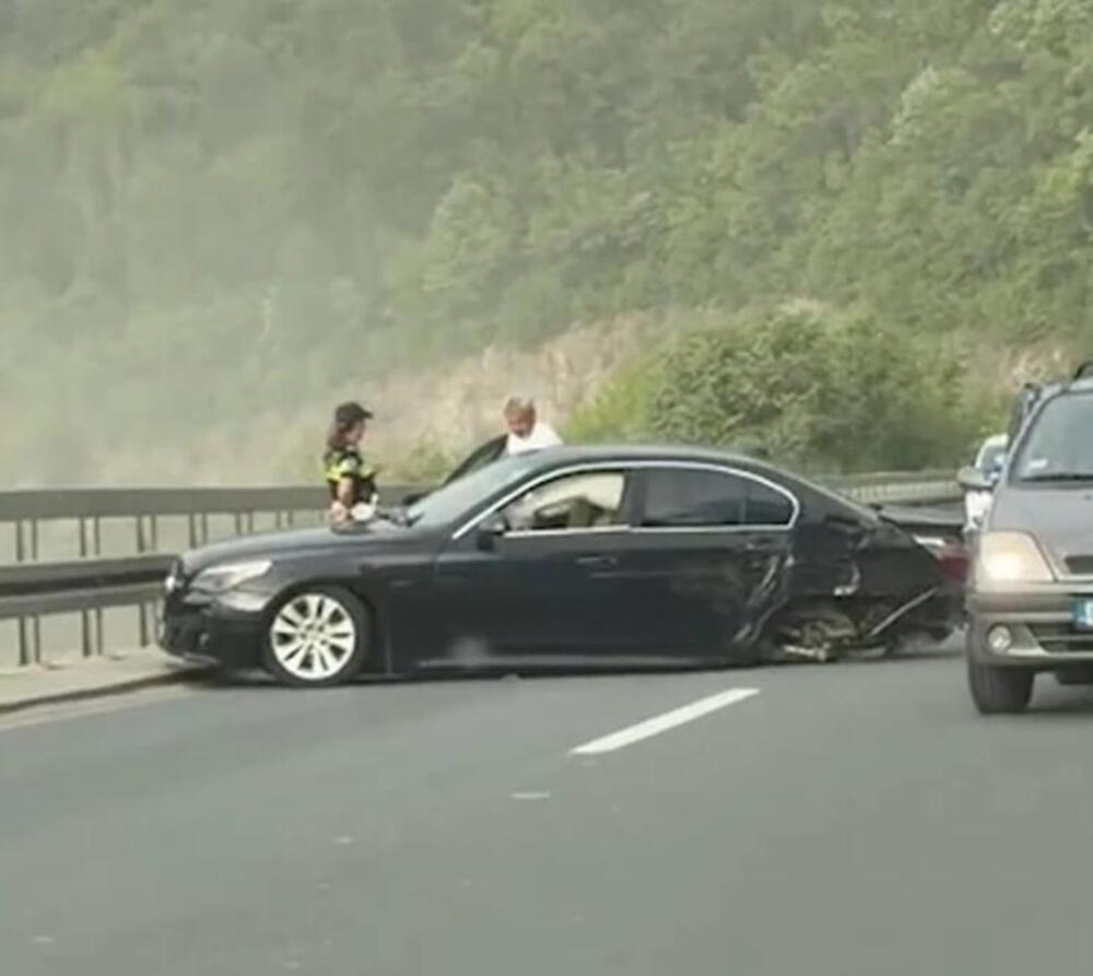 Nesreća na putu ka Zlatiboru: Automobil ostao bez točkova, delovi rasuti po putu - stvaraju se kolone! (VIDEO)