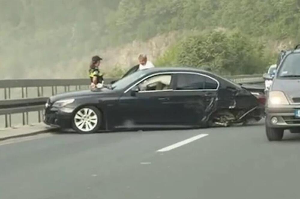 Nesreća na putu ka Zlatiboru: Automobil ostao bez točkova, delovi rasuti po putu - stvaraju se kolone! (VIDEO)