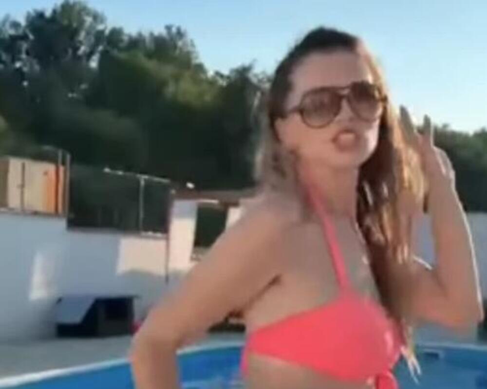 NAŠOJ PEVAČICI MUŽ ZABRANIO ESTETSKE ZAHTEVE, A ONA IZGLEDA BOLJE NEGO IKAD: Snimila se kako vrcka pored bazena