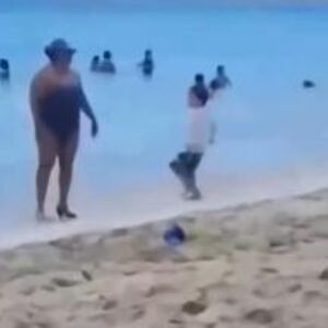 SRBI U NEVERICI ZBOG ŽENE NA PLAŽI, POGLEDAJTE ŠTA JE URADILA: Kada je izašla iz plićaka, usledio je apsolutni ŠOK