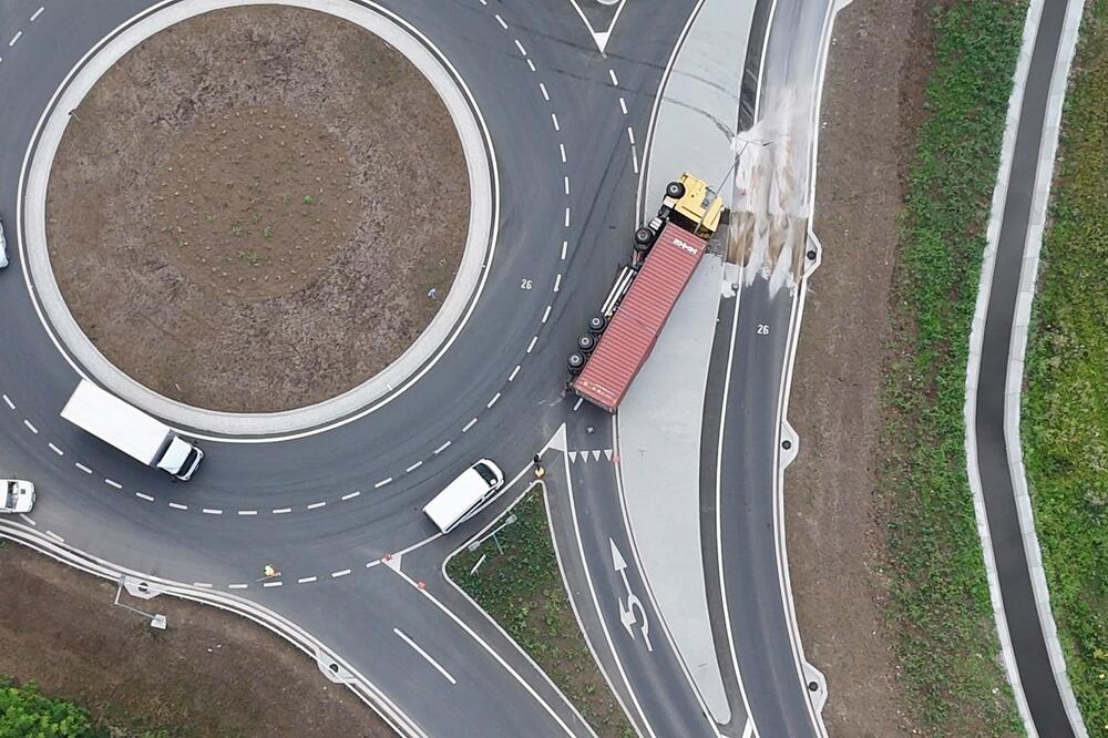 KAMION SE PREVRNUO U KRUŽNOM TOKU! Nesvakidašnja saobraćajna nezgoda kod naplatne stanice Preljina (FOTO)
