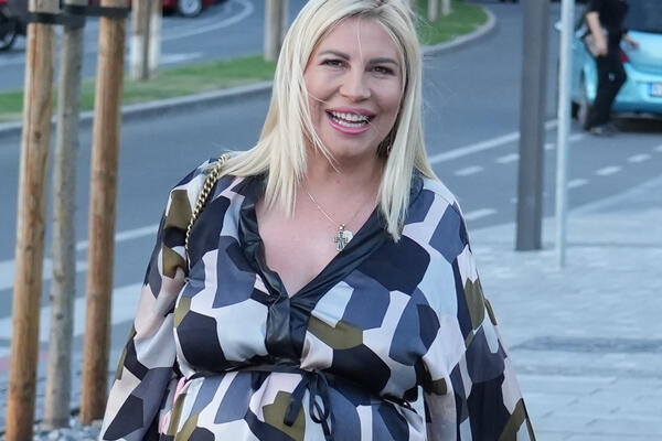 PRVA FOTOGRAFIJA DEE ĐURĐEVIĆ NAKON POROĐAJA: Ovako je izgledala samo 2 sata nakon što se porodila, osmeh ne skida