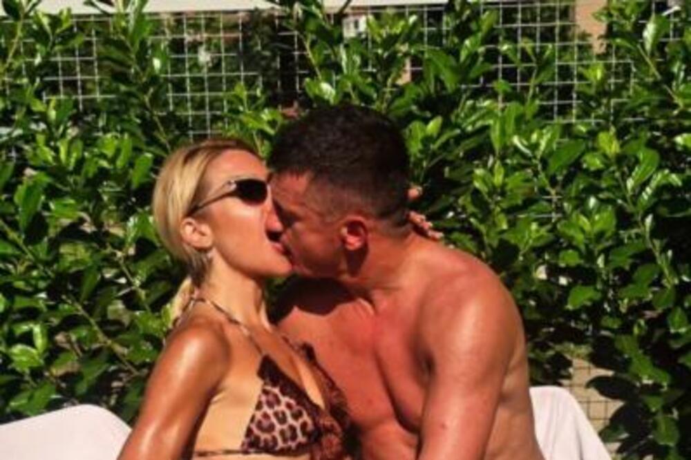 RODITELJI, POKRIJTE OČI DECI! Jovana i Tigar u VRELOJ AKCIJI na javnom bazenu! Oboje goli, on je ŠČEPAO MUŠKI