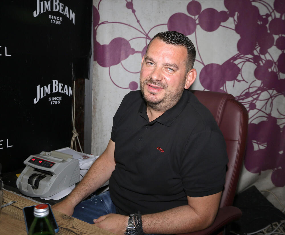 DOŽIVEO ŠOK KAD JE ČUO ŠTA O NJEMU PRIČAJU: Njegovo prezime napravilo haos! "Doveo si me da slušam idiota"