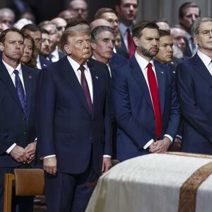 DA LI JE OVO REALNO?! Nacija zgrožena Trampovim ponašanjem na sahrani - "OVO JE ČOVEK KOJI DRŽI NUKLEARNE KODOVE"