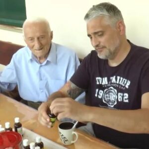 "Jedva je disao, potapao sam ga u vodu sa ljutim paprikama": Umro narodni lekar koji je spasio Čedin život!