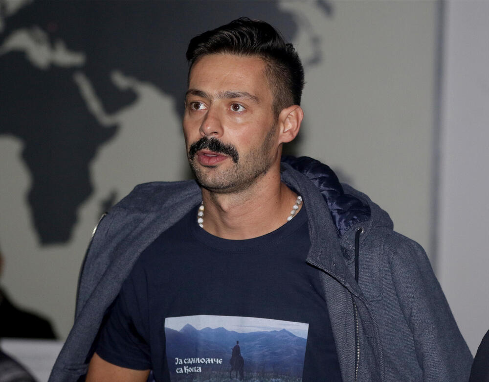 SNIMAK SA NASTUPA ZBOG KOG JE MILAN VASIĆ PRIVEDEN: Uprkos strogim pravilima izašao je i zapevao stare srpske pesme