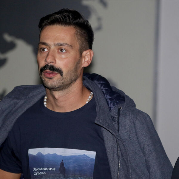 SNIMAK SA NASTUPA ZBOG KOG JE MILAN VASIĆ PRIVEDEN: Uprkos strogim pravilima izašao je i zapevao stare srpske pesme