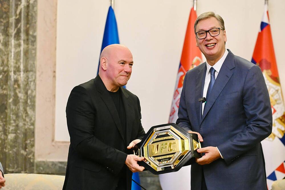 "Ljudi su bukvalno razgrabili karte"! Vučić dobio pojas UFC-a od Dejne Vajta (FOTO)