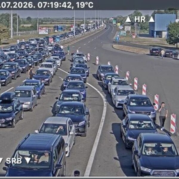 TOTALNI KOLAPS NA GRANICAMA, SVE STOJI, VELIKA NERVOZA: Vozači čekaju i do dva sata!