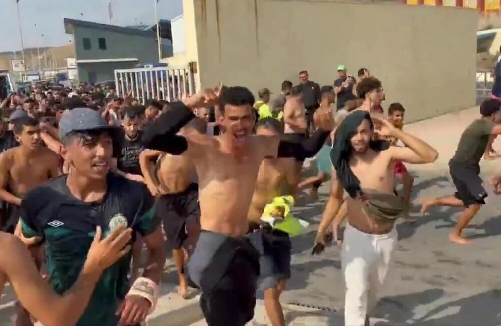 HAOS NA ULAZU U EVROPU! Hiljade ljudi jurnule ka granici, scene koje obilaze svet ostavljaju bez teksta (VIDEO)