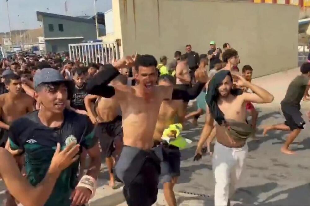 HAOS NA ULAZU U EVROPU! Hiljade ljudi jurnule ka granici, scene koje obilaze svet ostavljaju bez teksta (VIDEO)