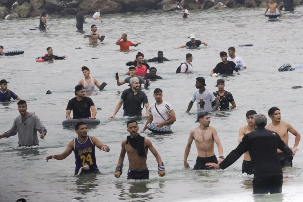 PREKO 40.000 MIGRANATA UPALO U GRAD?! Potpuni haos u Seuti, voda izbacuje tela na obalu - SCENE KAKVE NISU VIĐENE!