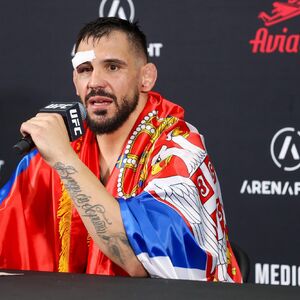Aleksandar Rakić ogrnut našom zastavom zaplakao na kraju konferencije za medije... "Nikad neću izgubiti u Srbiji"