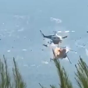 OVO JE TRENUTAK SUDARA DVA HELIKOPTERA! Prvi snimak užasa u Grčkoj - LETELICA EKSPLODIRALA TOKOM PADA (VIDEO)