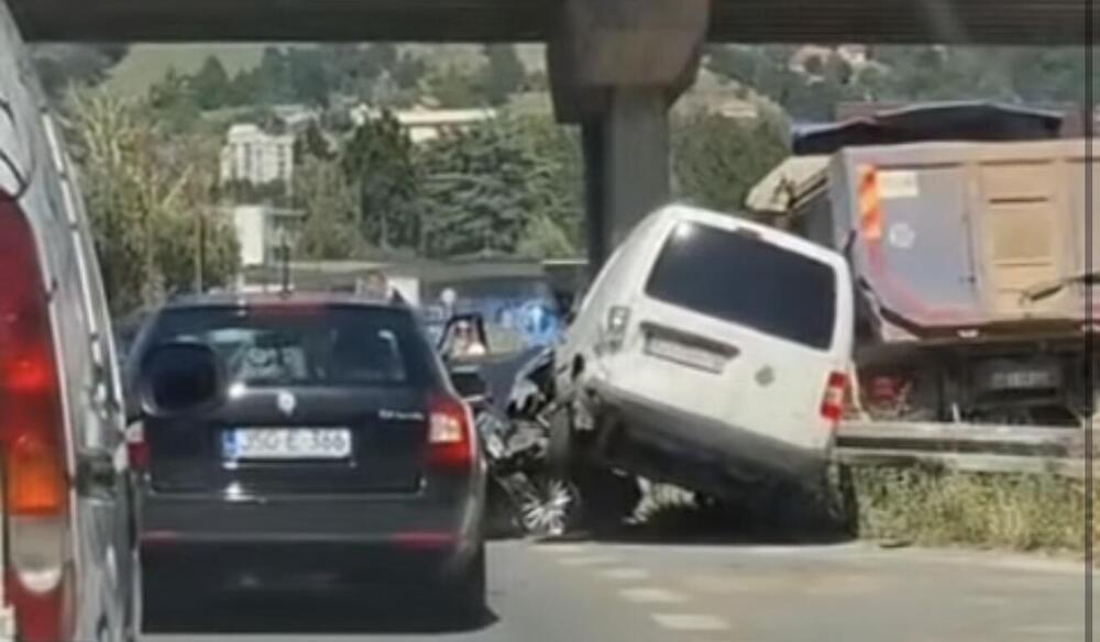 Teška nesreća kod Užica! Povređeno više osoba, među njima i deca (VIDEO)