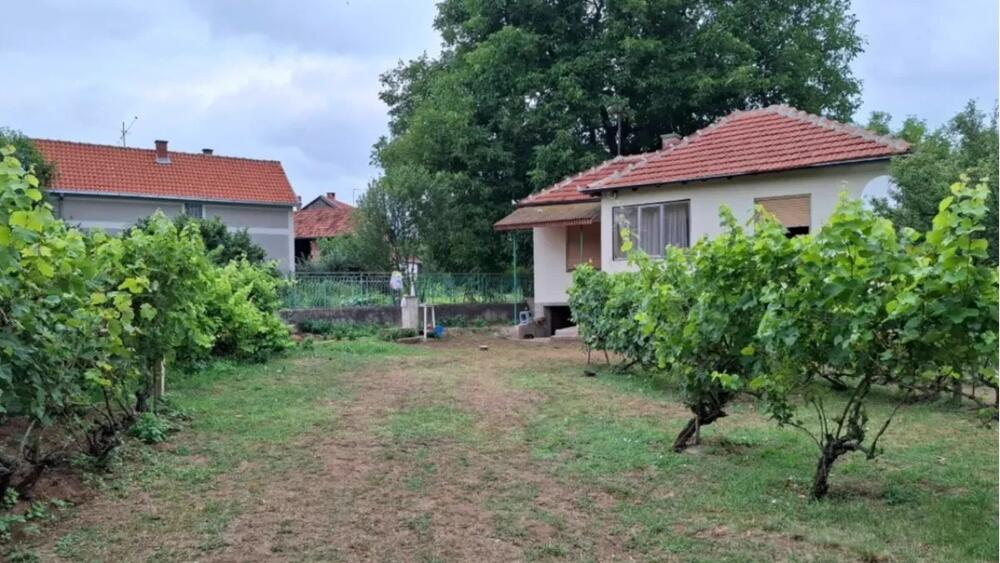 Kuća sa placem od 18 ari za 28.000 evra! Na samo 500 metara od reke i centra sela, puna je pomoćnih objekata