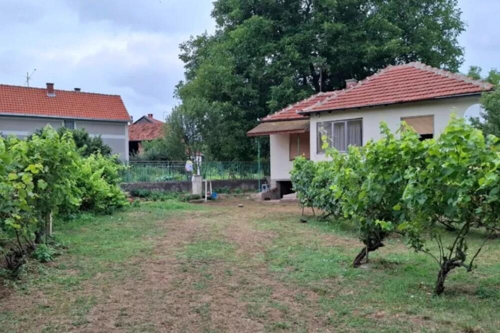 Kuća sa placem od 18 ari za 28.000 evra! Na samo 500 metara od reke i centra sela, puna je pomoćnih objekata