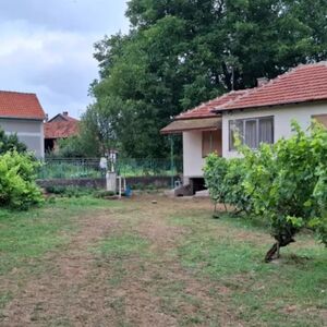 Kuća sa placem od 18 ari za 28.000 evra! Na samo 500 metara od reke i centra sela, puna je pomoćnih objekata
