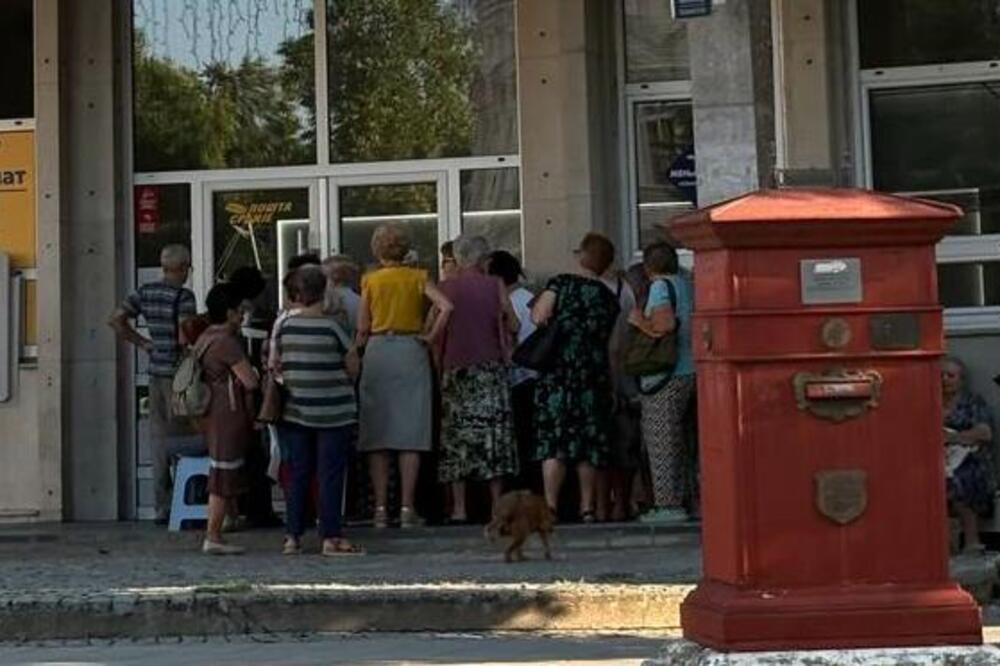 Penzioneri čekaju ispred Pošti još od rane zore: Evo šta se dešava (FOTO)