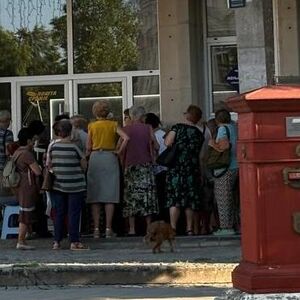Penzioneri čekaju ispred Pošti još od rane zore: Evo šta se dešava (FOTO)