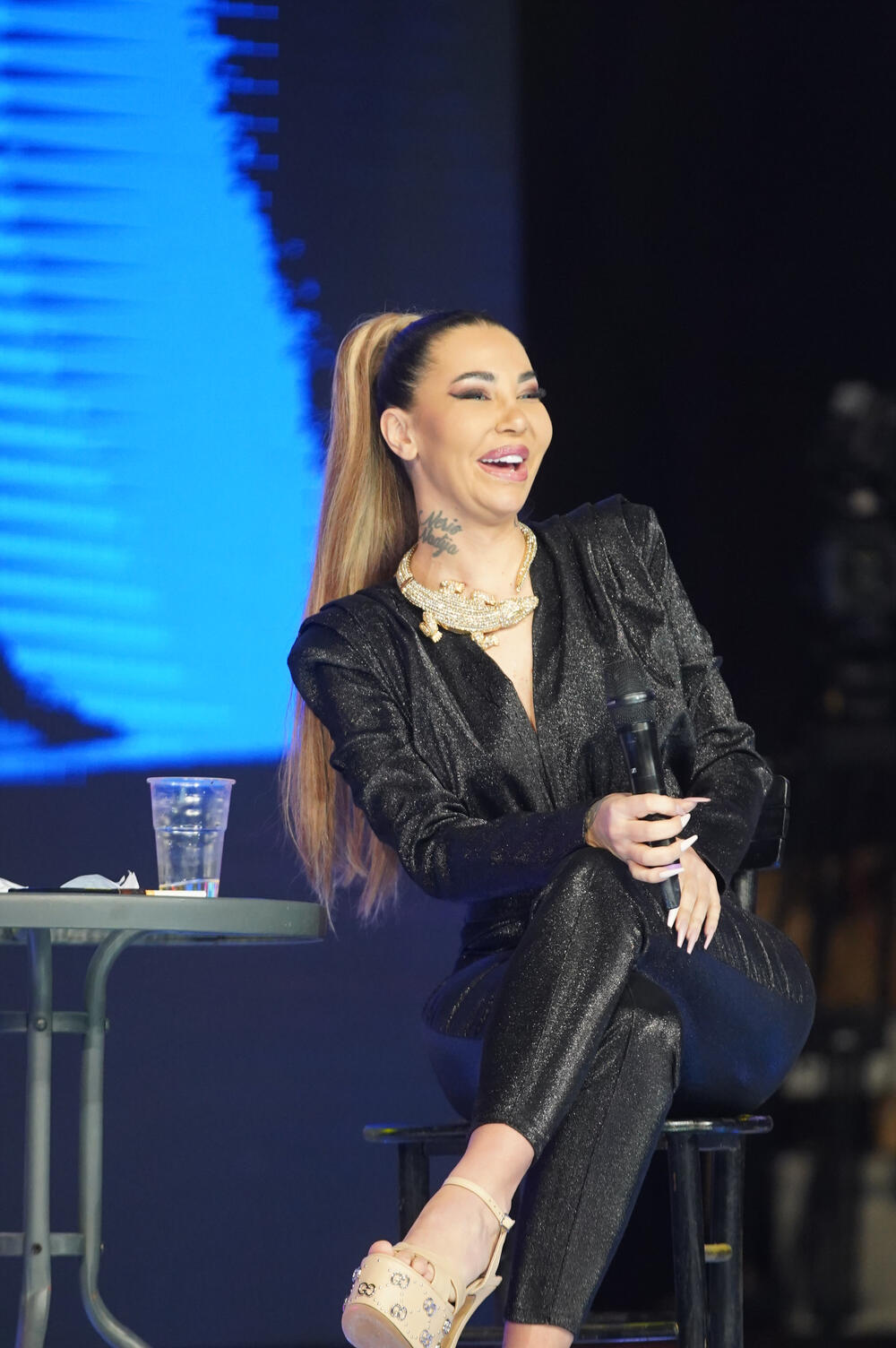 PRIJATELJ JOJ DOŠAO U STAN PA POKAZAO ŠTA SE KRIJE IZA ČETIRI ZIDA: Ovako izgleda stan Aneli Ahmić, ovo oduzima dah