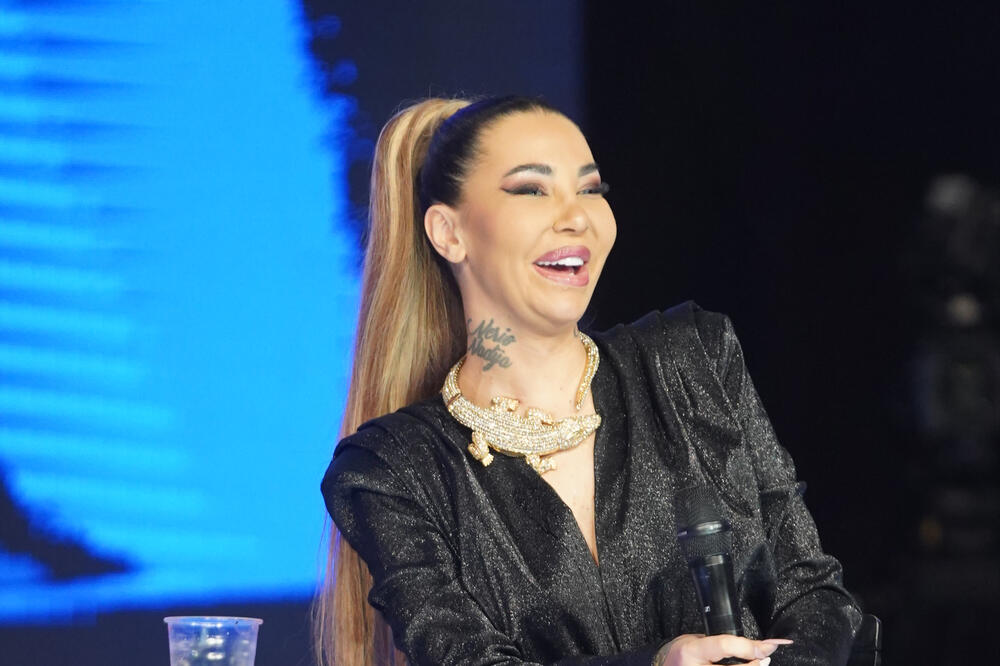PRIJATELJ JOJ DOŠAO U STAN PA POKAZAO ŠTA SE KRIJE IZA ČETIRI ZIDA: Ovako izgleda stan Aneli Ahmić, ovo oduzima dah
