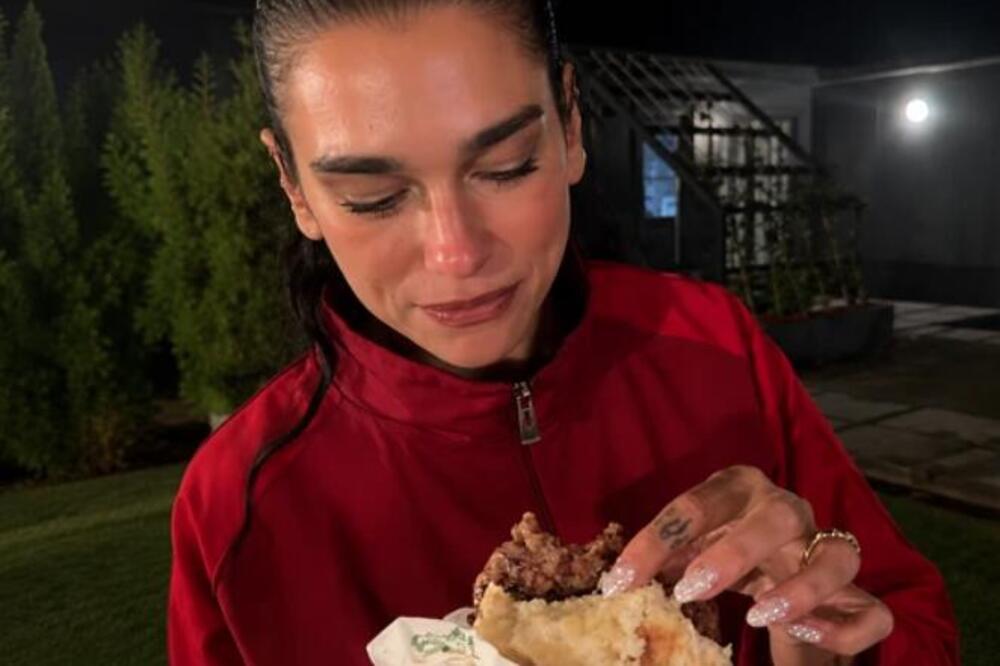 "DUA LIPA JEDE PLJESKAVICU, TRADICIONALNI KOSOVSKI SENDVIČ" Albanska pevačica NALJUTILA Srbe, posle AJVARA, još ovo